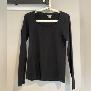 Women’s black long sleeve scoop neck shirt